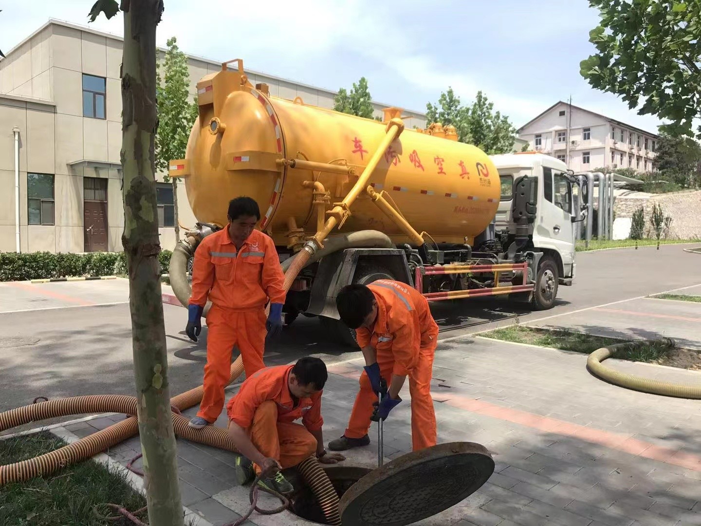 嘉禾管道疏通车停在窨井附近